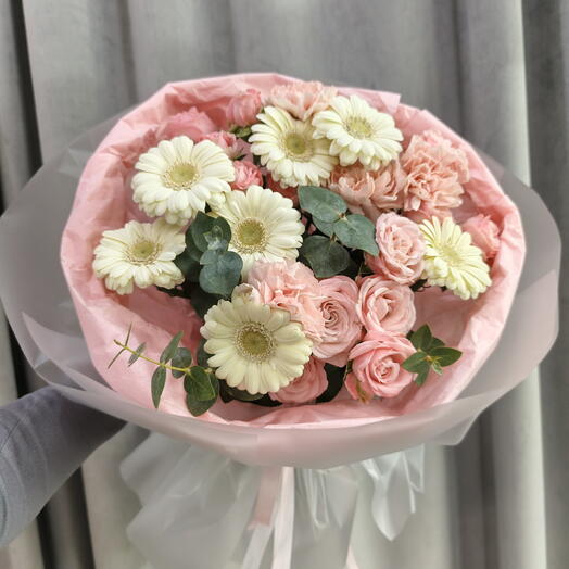 Букет с кустовой пионовидной розой и герберой