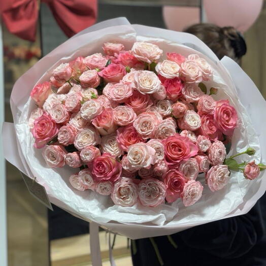 Микс розовых роз и кремовых кустовых роз 🍓