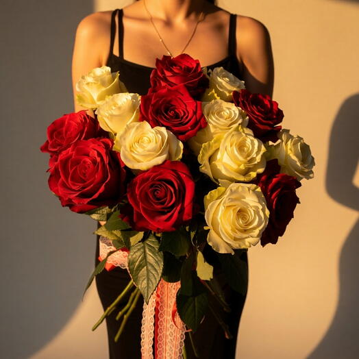 Букет из белых и красных эквадорских роз, 15 шт под ленту