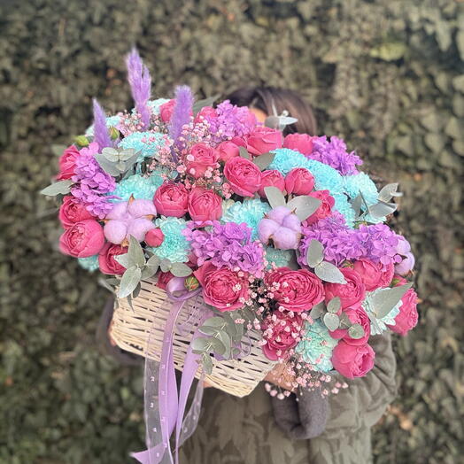 Корзина с пионовидной розой, голубой хризантемой, хлопком и эвкалиптом💜