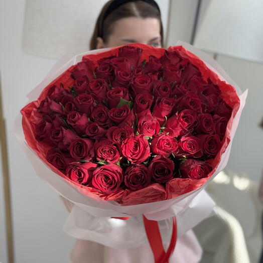 Букет из 51 красной розы в упаковке