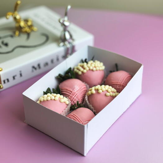 Клубника в розовом шоколаде с посыпкой