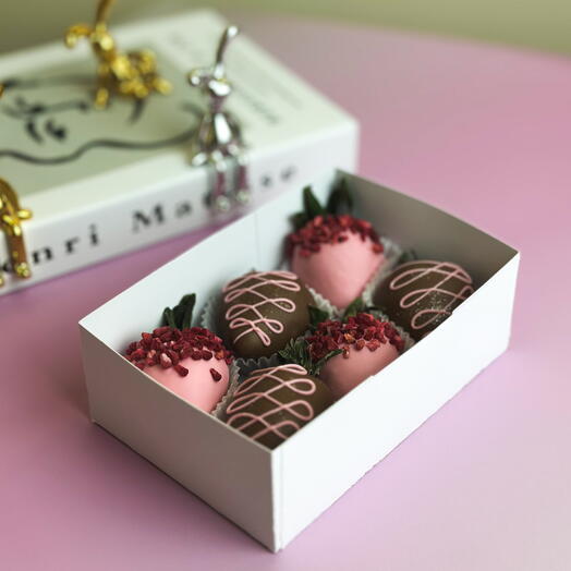 Клубника в молочном и розовом шоколаде