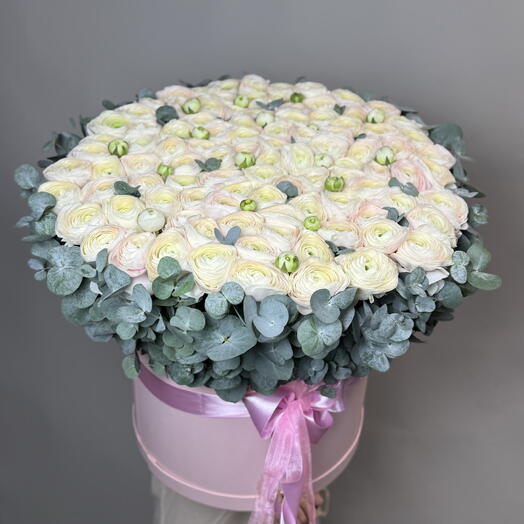 Ранункулюсы с эвкалиптом