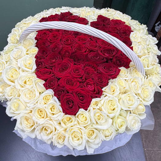 Корзина с розами сердце