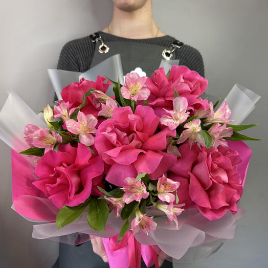 Яркий букет из французской ароматной розы с альстромерией