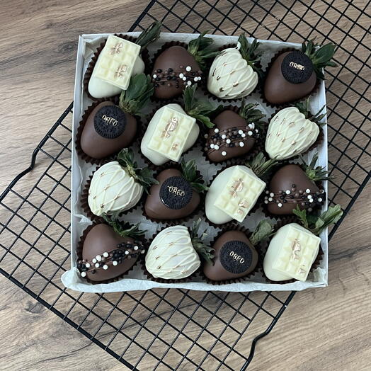 Клубника в молочном и белом шоколаде с орео