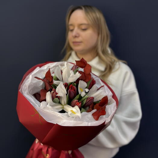 Букет «Cвежее утро» с красными тюльпанами и ароматным эвкалиптом