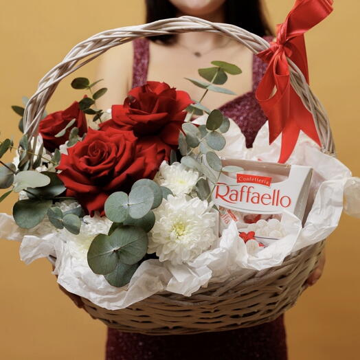 Корзина с розами,хризантемой и рафаэлло