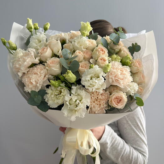 Пышный нежный букет из кустовой розы, махровой эустомы, эвкалипта и диантуса