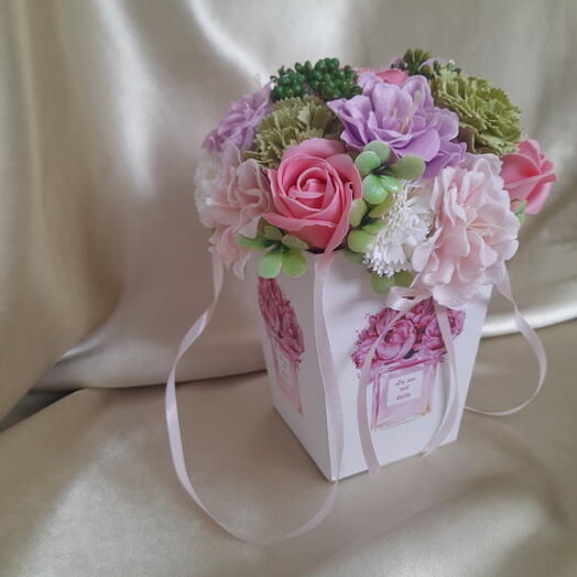 Букет из бутонов роз, камелий и диантусов на основе мыльной пены