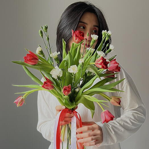 Букет First love ️ — тюльпаны красные пионовидные и белые кустовые гвоздики