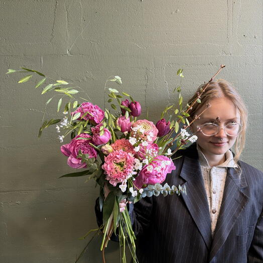 Пионы, тюльпаны, ранукулюсы и ветви цветущей жимолости - Весенний букет