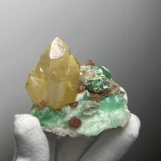Композиция из камней и кристаллов Coolcrystals 026: хризопраз, спессартин, херкимер, кварц