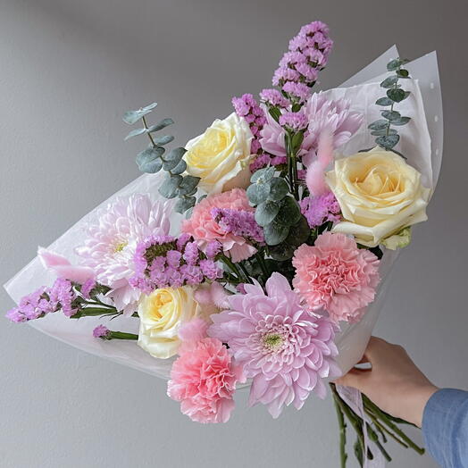 Нежный букет с хризантемами и розами Кендллайт