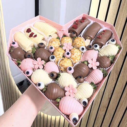 Клубника в шоколаде с бананами и голубикой🌸