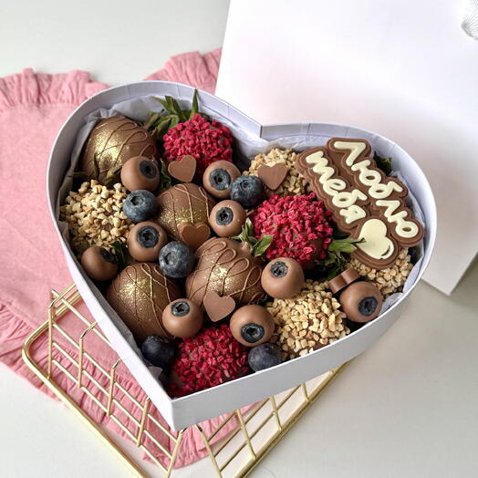 Клубника в молочном шоколаде с голубикой «Люблю тебя» в белом сердце