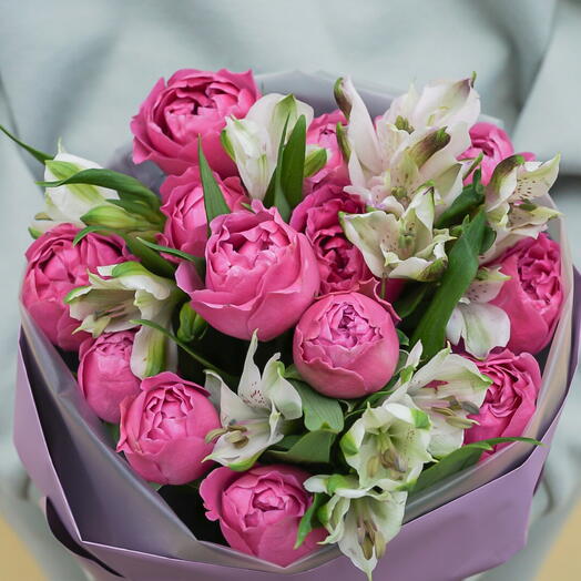 Пионовидные кустовые розы и альстромерии