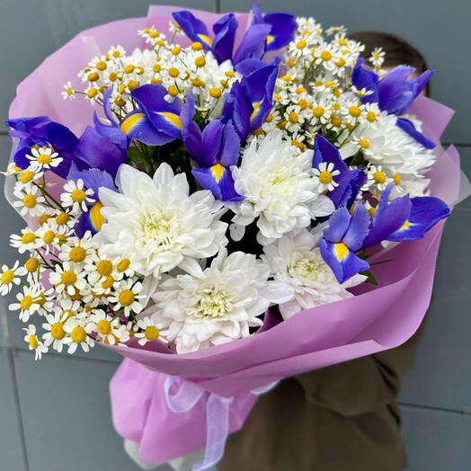 Букет любимой ромашки ирисы хризантемы 🤍