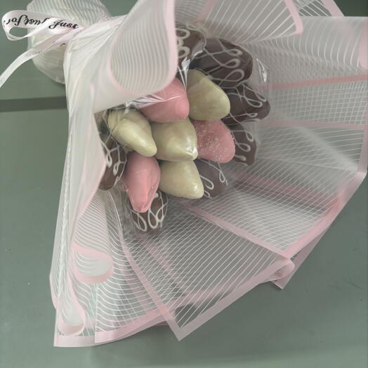 Chocolate-covered strawberries bouquet 15 pieces