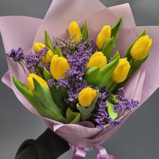 Жёлтые тюльпаны и лимониум