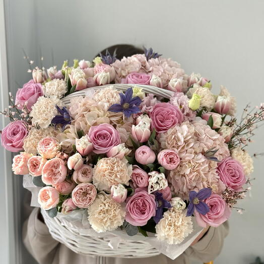 Корзина весенняя с цветами и розами