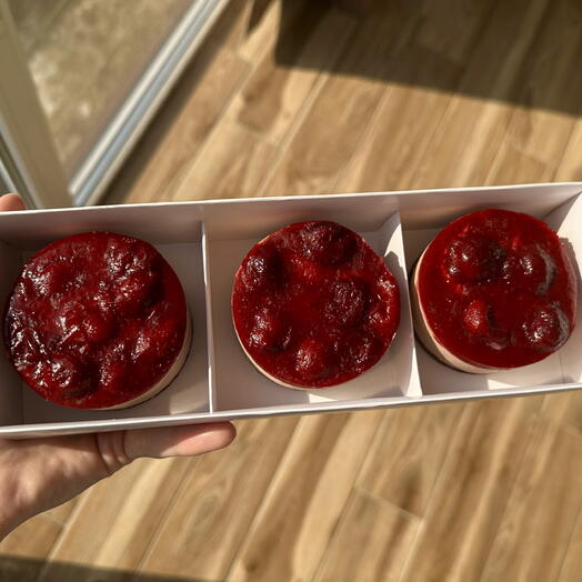 Мини-чизкейки 3 шт со вкусом шоколадный с вишней