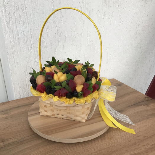 Корзина с сухофруктами