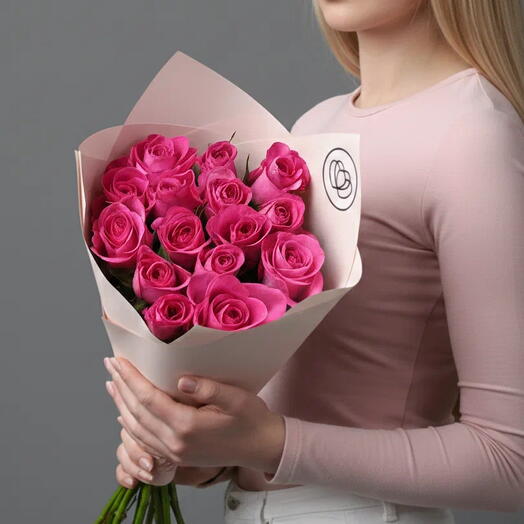 Букет из 15 розовых роз 35-40 см (Кения) в розовой
пленке