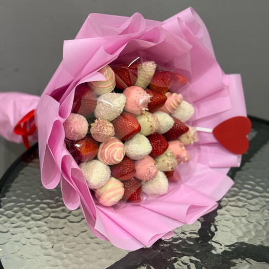 Букет из клубники в бельгийском шоколаде с сублимированной малиной