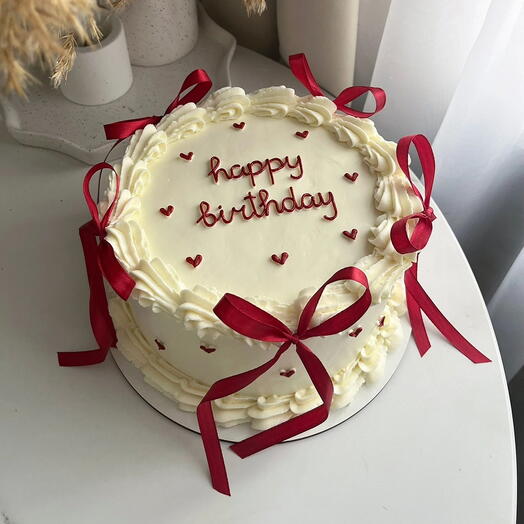 Торт "Happy birthday" с бантиками и рюшами