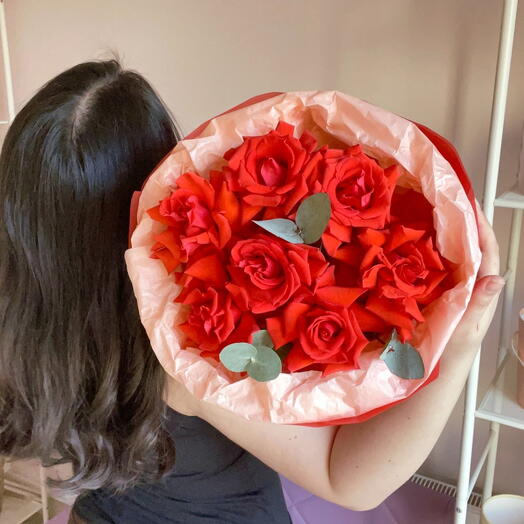 Яркий букет с роскошными французскими розами сорта «Нина»