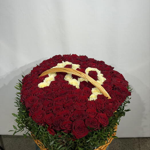 Корзина из 101 розы с первой буквой имени