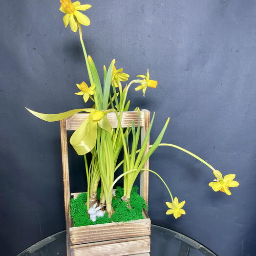 Нарциссы в деревянном ящичке с фарфоровым кроликом