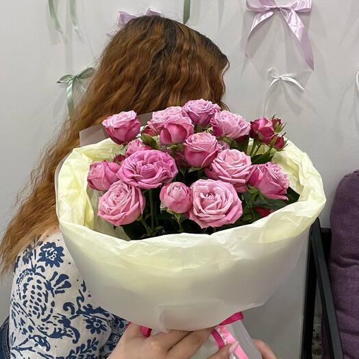 Розовые кустовые розы бомбастик