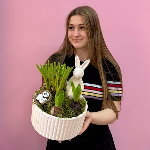 Пасхальная композиция с гиацинтами и мускари в керамическом премиальном кашпо , с керамическим зайчиком и с декором