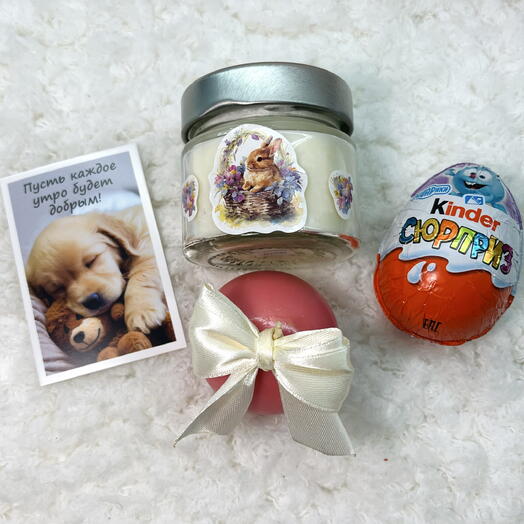 Набор соевых свечей ручной работы с ягодным пуншем и Kinder Surprise - универсальный подарок в крафт-коробке