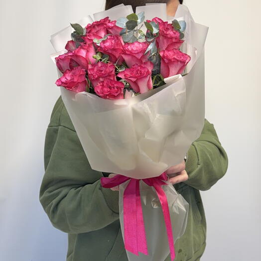 Букет 15 ярких роз и эвкалипт