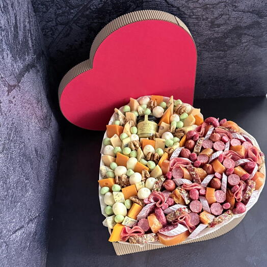 Сердце фуршет с сыром и колбасами