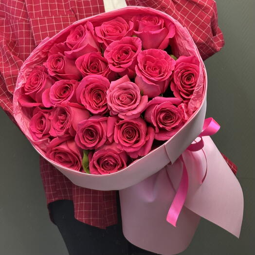 19 малиновых роз