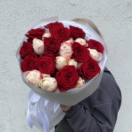 Букет с кустовой розой Сиюка и красной розой