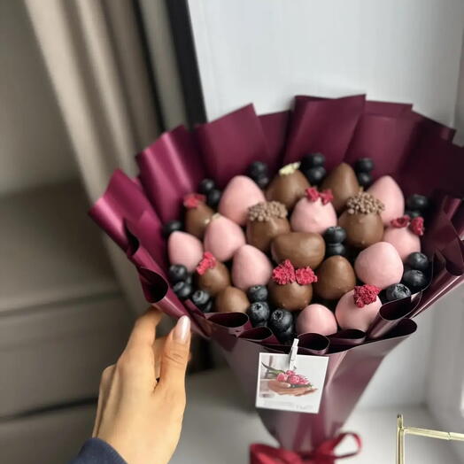 Букет с клубникой в шоколаде с голубикой
