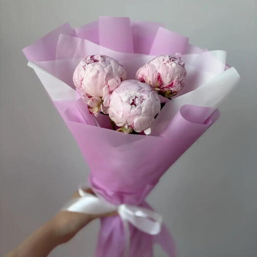 Букет из 3 розовых пионов
