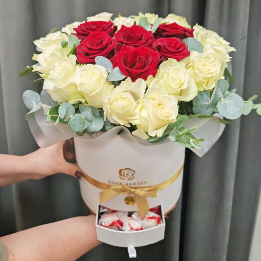 Сердце из роз с раффаэлло Конфеты Raffaello🌹🎶💖 Цветы в коробке с сюрпризом