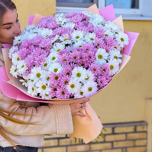 51 бело-розовая кустовая хризантема в букете