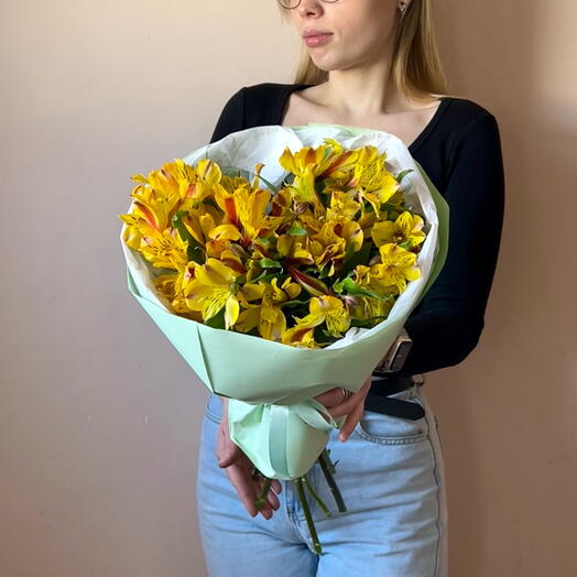 Желтая альстромерия в ярком букете