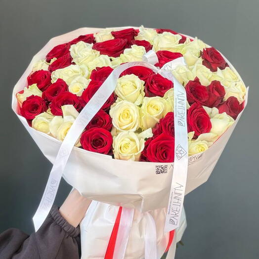Красное и белое – 51 роза микс Классика, которая никогда не подведет: