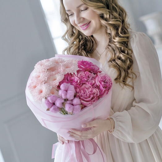 Букет из пионовидных роз, кустовых хризантем и хлопка "Segment Dark Pink M"