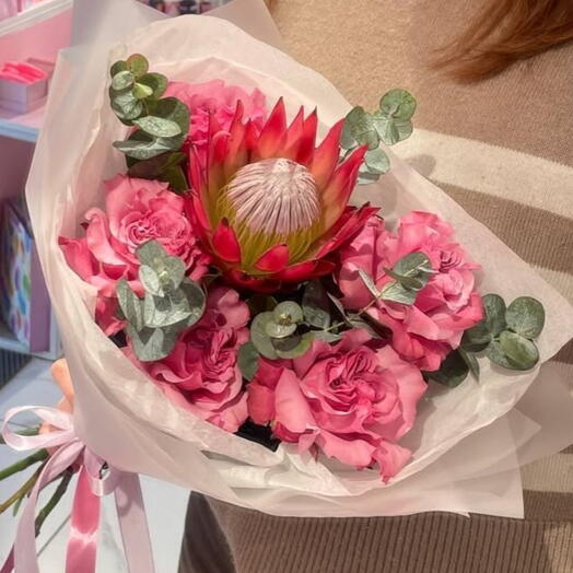 Пионовидные розы с экзотической протеей 🎀🌿️