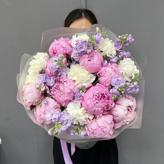 Ароматные пионы Сара Бернар с маттиолой и диантусами 🌸